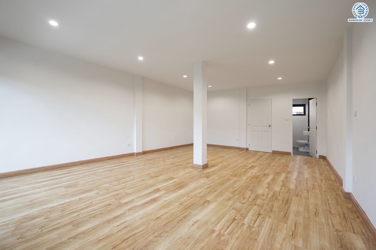 บ้านมือสองตกแต่งใหม่ ดีไซน์สวย ม.บ้านช่อชัยพฤกษ์ จรัญฯ-ปิ่นเกล้า เนื้อที่ 30.6 ตร.ว. ฟังก์ชัน 3 ห้องนอน 3 ห้องน้ำ จอดรถได้ 2 คัน รองรับทุกกิจกรรม บนทำเลเชื่อมต่อหลายเส้นทาง ใกล้จุดขึ้นทางด่วน "ศรีรัช" และรถไฟฟ้าสายสีแดง "สถานีบางบำหรุ"